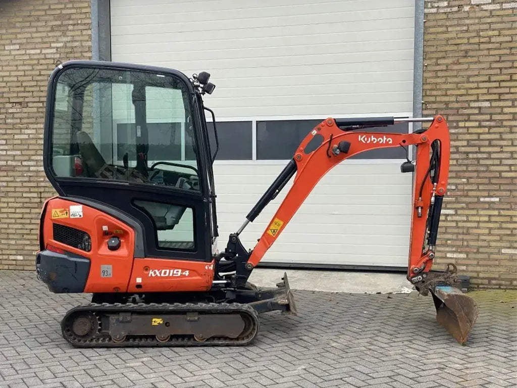 Mini-pelle KUBOTA KX019-4 – 1,8 T robuste et productive + 3 Godets – Garantie 12 mois