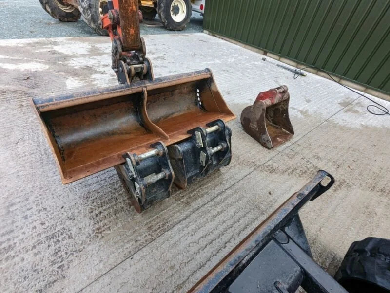 Mini-pelle KUBOTA KX027-4 – 2,7 T cabine climatisée + 3 Godets – Garantie 12 mois