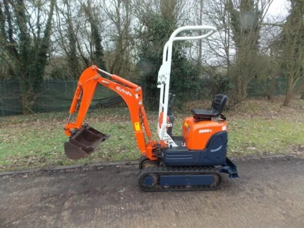 Micro-pelle KUBOTA K008-3 – 0,8 T compacte et révisée + 3 Godets – Garantie 12 mois