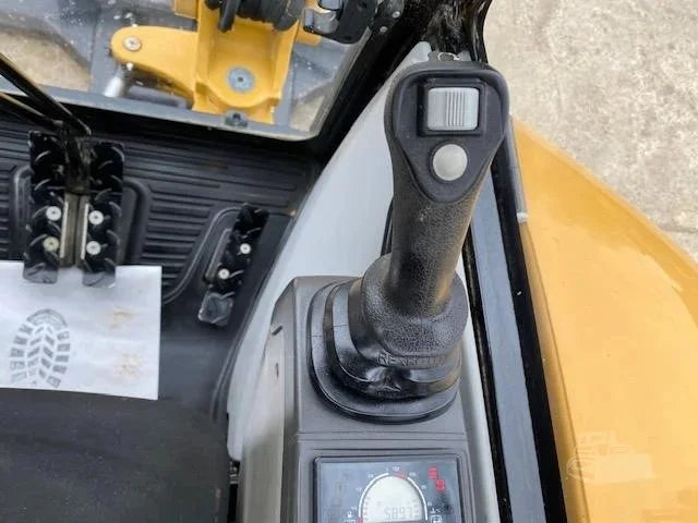 CATERPILLAR 302.7D + Marteau piqueur + Remorque + 4 Godets