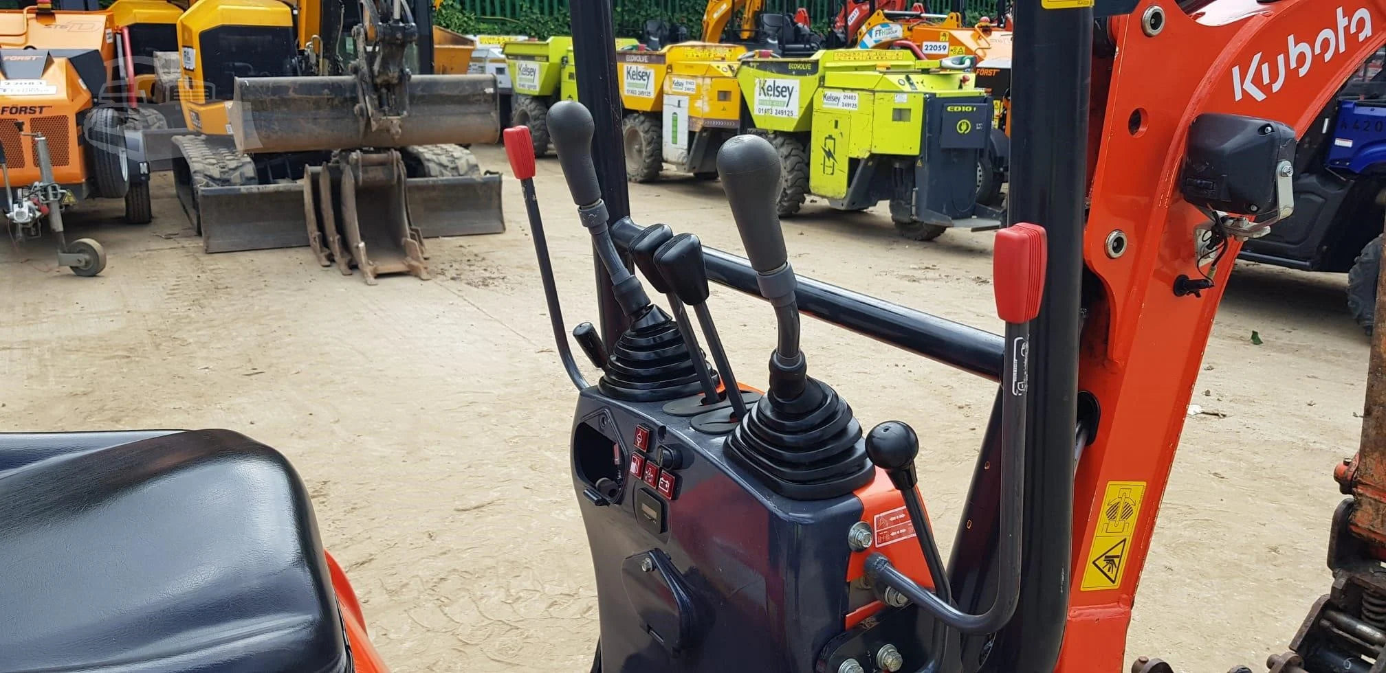 Micro-pelle KUBOTA K008-3 – 0,98 T récente et révisée + 3 Godets – Garantie 12 mois