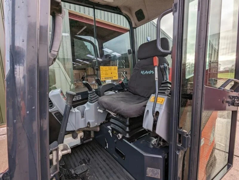 Mini-pelle KUBOTA KX027-4 – 2,7 T cabine climatisée + 3 Godets – Garantie 12 mois