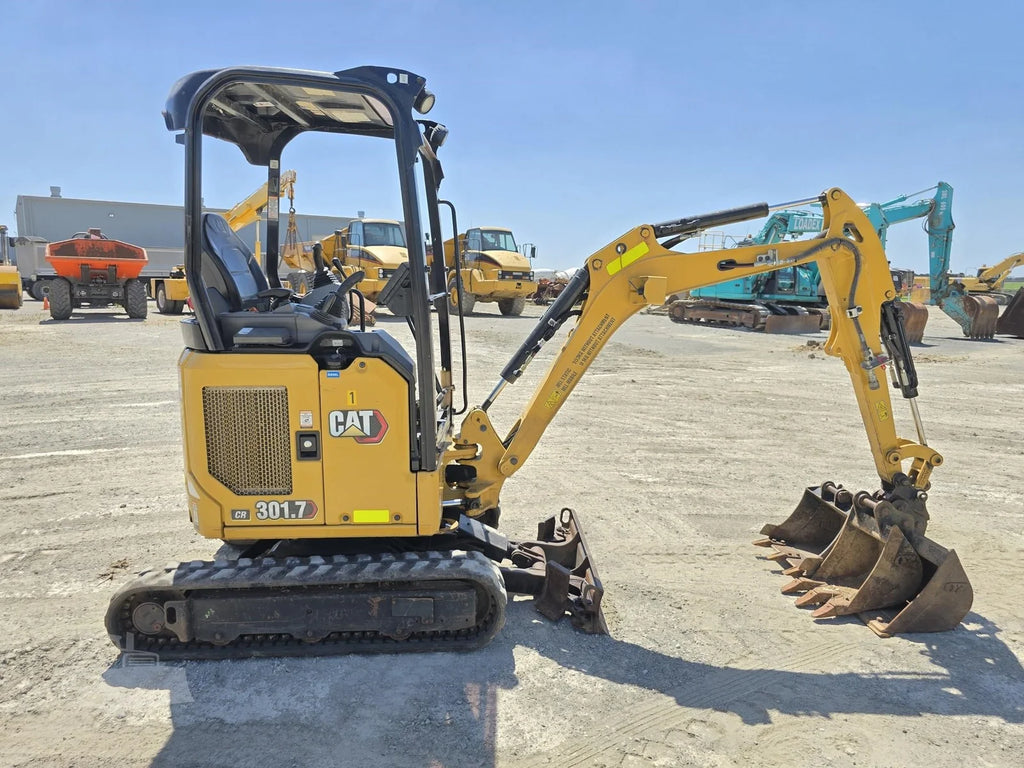CATERPILLAR 301.7CR + 3 GODETS + REMORQUE 2021