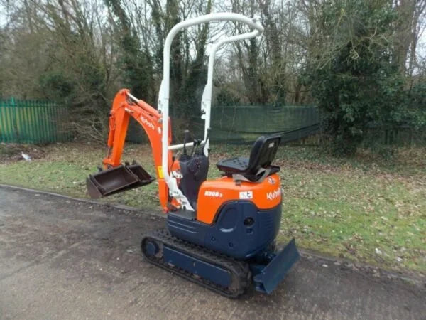 Micro-pelle KUBOTA K008-3 – 0,8 T compacte et révisée + 3 Godets – Garantie 12 mois