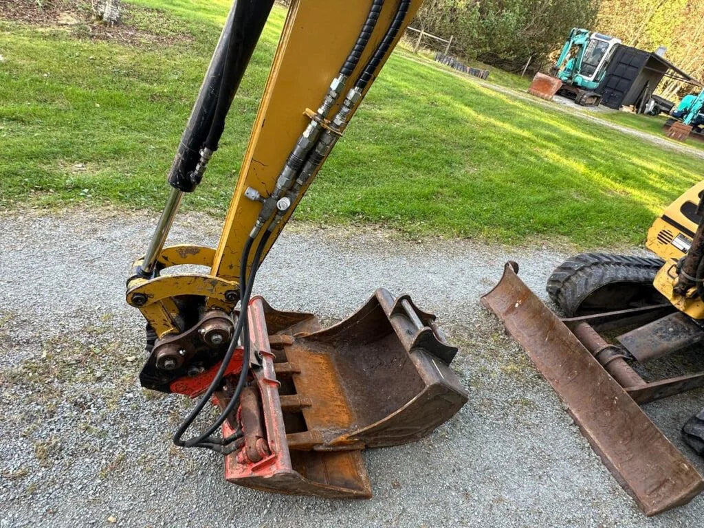 Cat 302.5C + 4 GODETS ET INCLINABLE