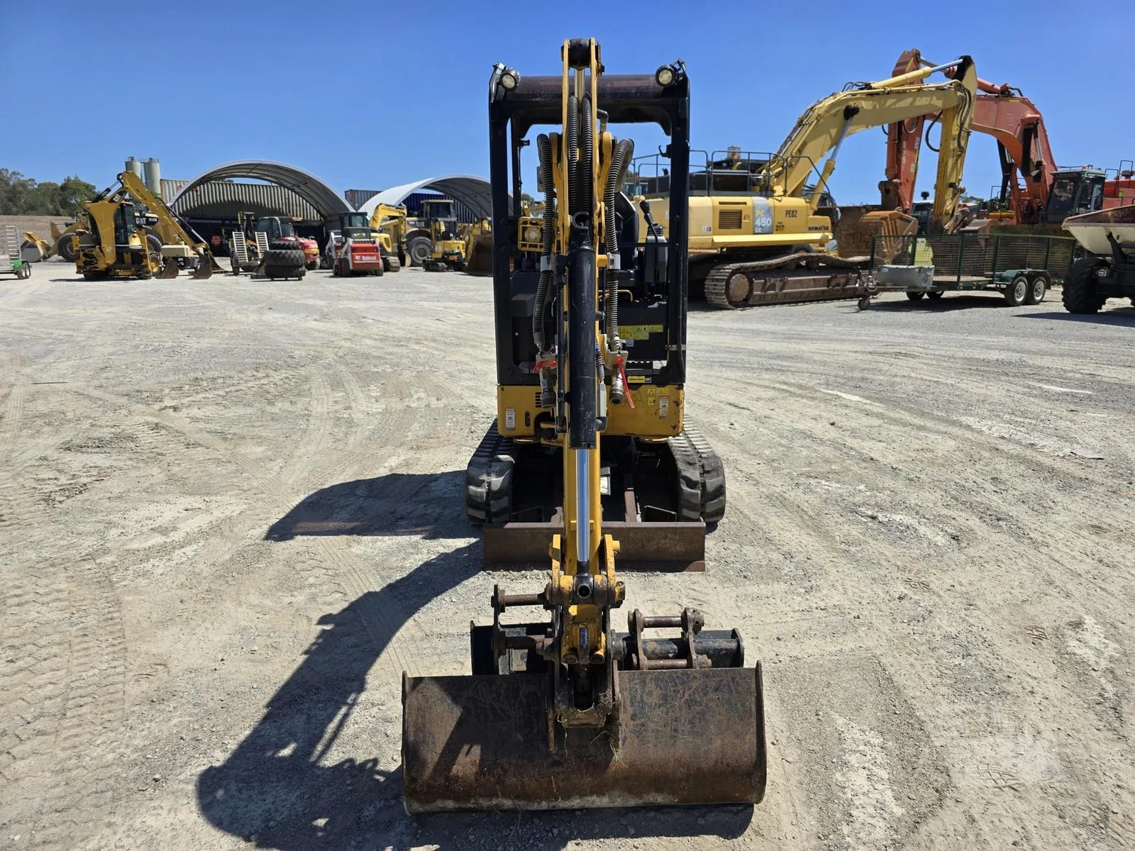 CATERPILLAR 301.7CR + 3 GODETS + REMORQUE 2021