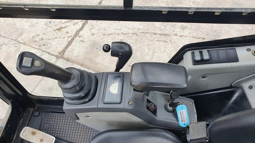 CAT 302.2D 2,1 T + 3 GODETS