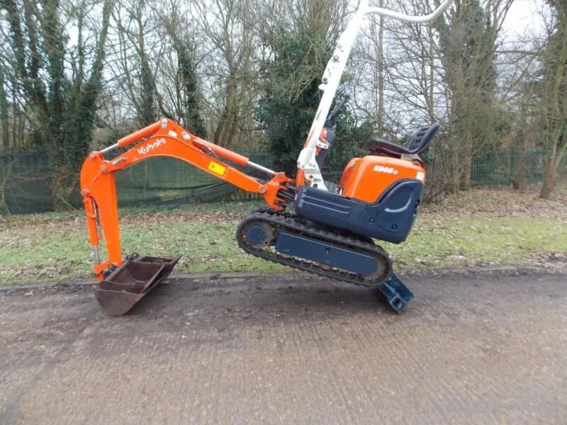 Micro-pelle KUBOTA K008-3 – 0,8 T compacte et révisée + 3 Godets – Garantie 12 mois