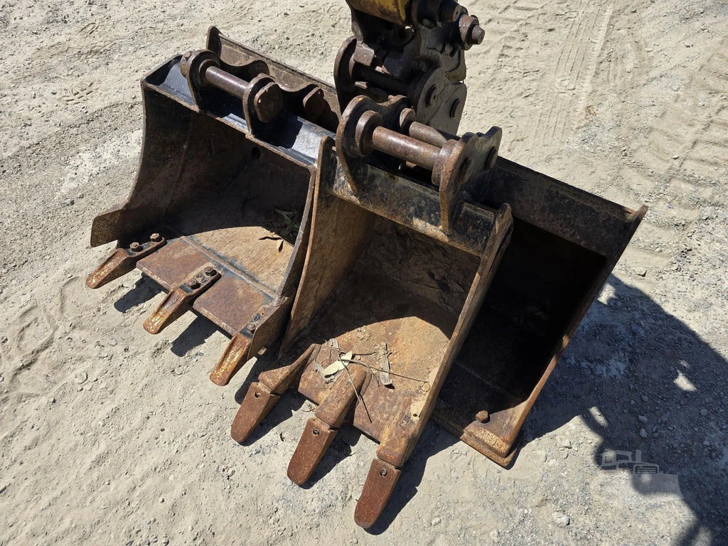 CATERPILLAR 301.7CR + 3 GODETS + REMORQUE 2021