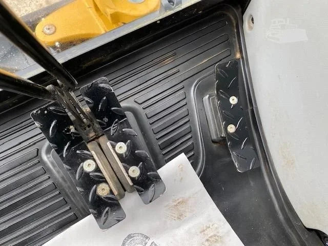 CATERPILLAR 302.7D + Marteau piqueur + Remorque + 4 Godets