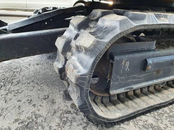 CATERPILLAR 302.5 + TARIERE HYDRAULIQUE + 3 GODETS