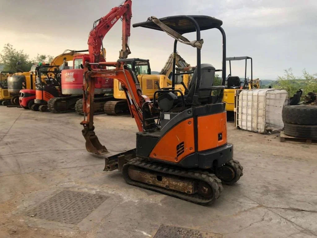 Mini-pelle HITACHI ZX17U-2 YLR – 1,8 T + 3 Godets – Garantie 12 mois