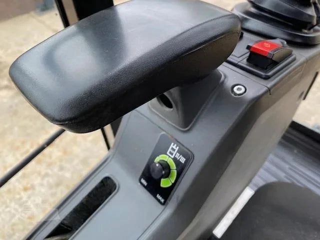 CATERPILLAR 302.7D + Marteau piqueur + Remorque + 4 Godets