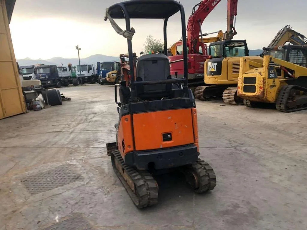 Mini-pelle HITACHI ZX17U-2 YLR – 1,8 T + 3 Godets – Garantie 12 mois