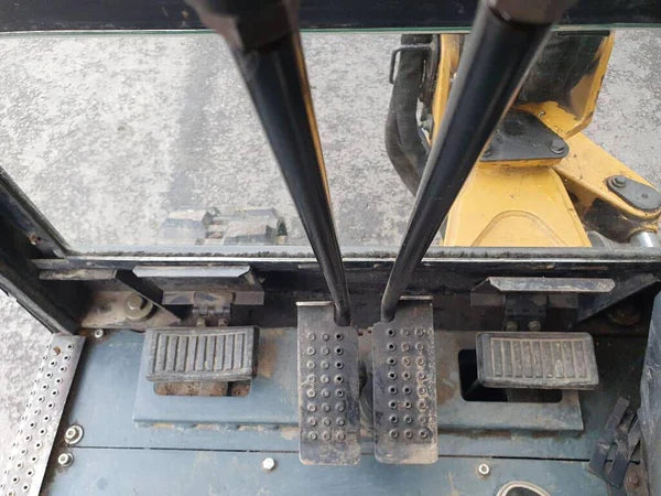 CATERPILLAR 302.5 + TARIERE HYDRAULIQUE + 3 GODETS