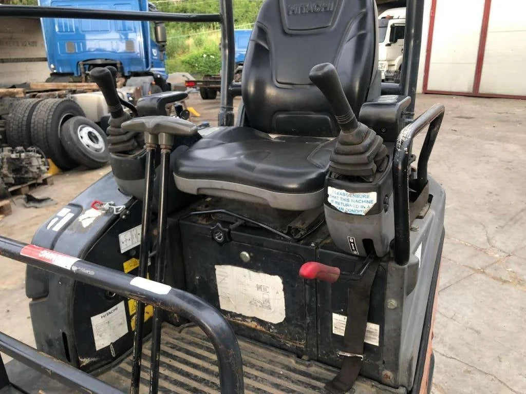 Mini-pelle HITACHI ZX17U-2 YLR – 1,8 T + 3 Godets – Garantie 12 mois