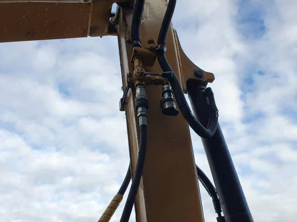 CATERPILLAR 302.5 + TARIERE HYDRAULIQUE + 3 GODETS