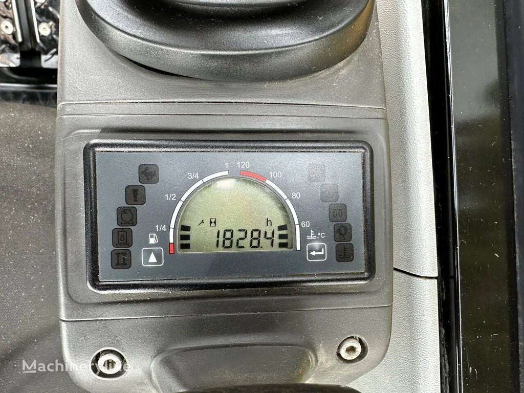 CATERPILLAR 302.7D + Marteau piqueur + Remorque + 4 Godets