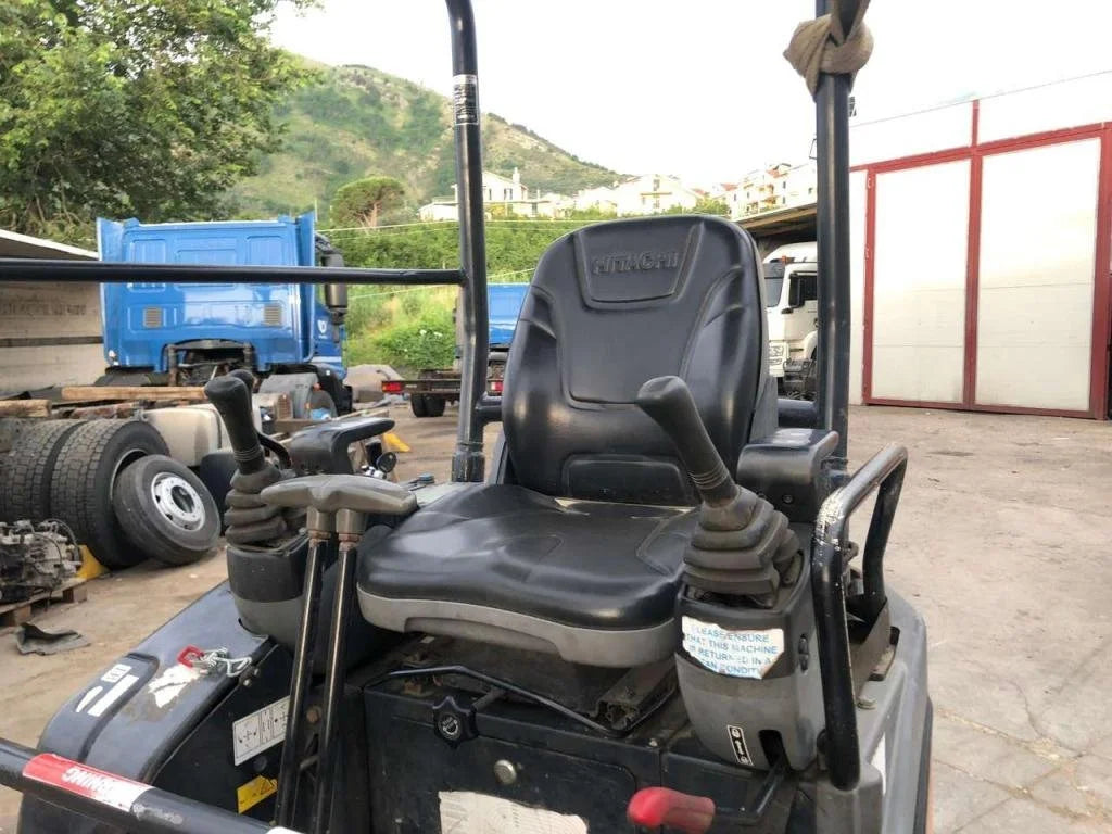 Mini-pelle HITACHI ZX17U-2 YLR – 1,8 T + 3 Godets – Garantie 12 mois