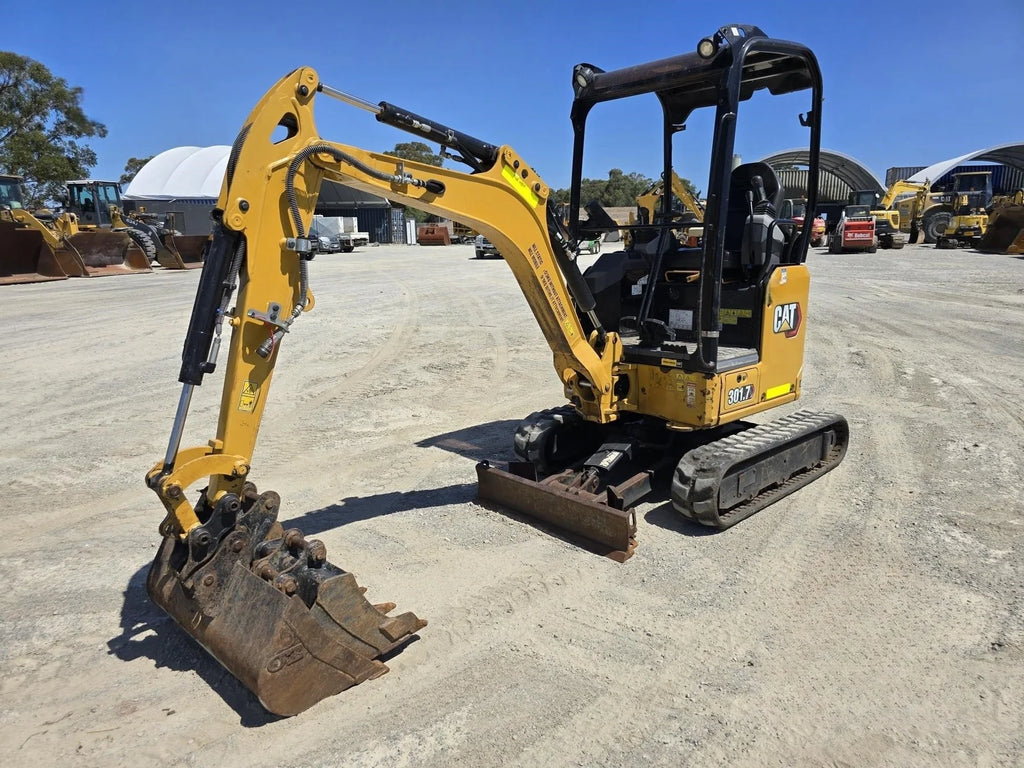 CATERPILLAR 301.7CR + 3 GODETS + REMORQUE 2021