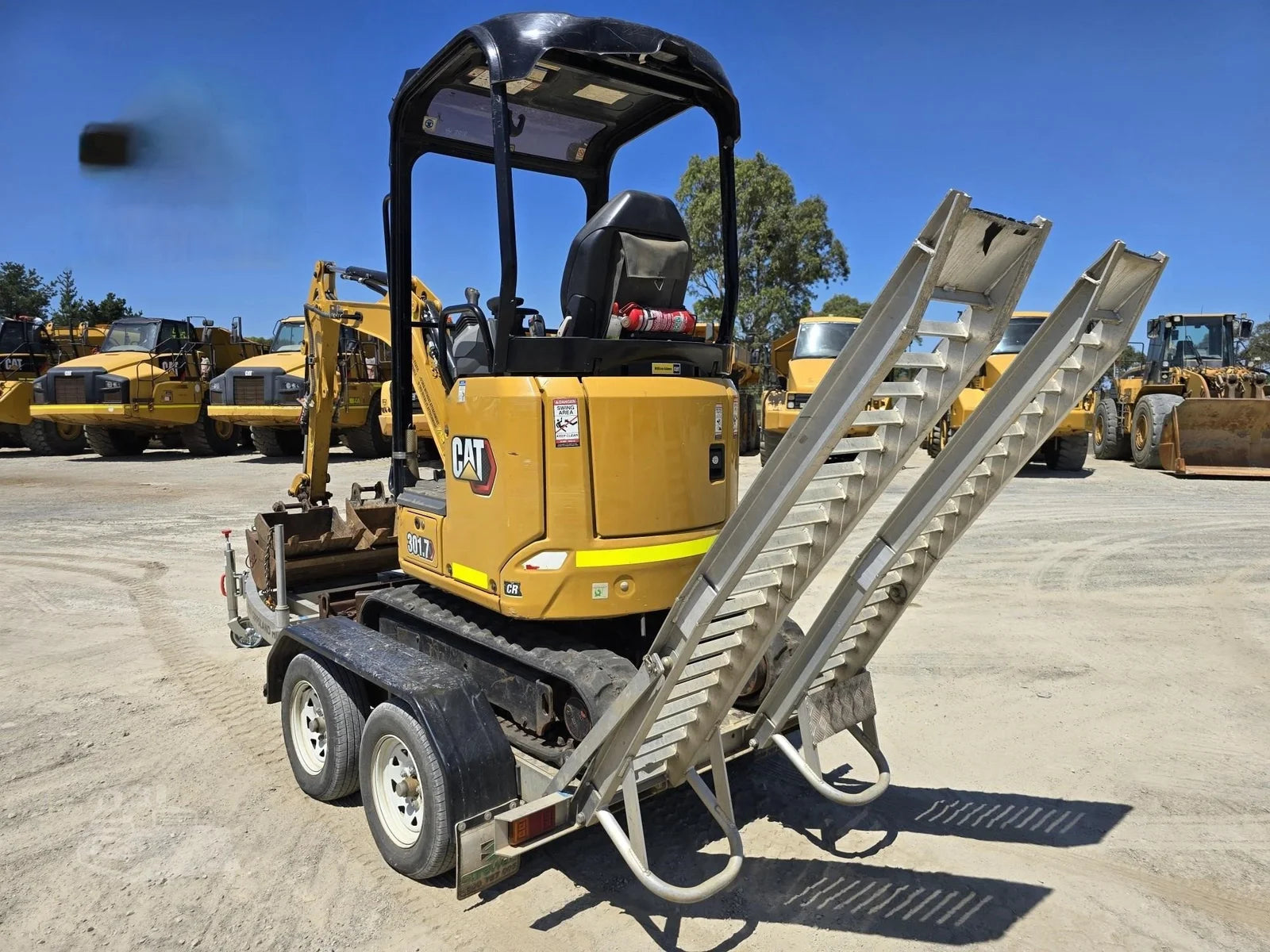 CATERPILLAR 301.7CR + 3 GODETS + REMORQUE 2021