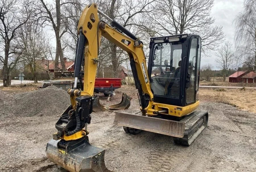 CATERPILLAR 302.7D + Marteau piqueur + Remorque + 4 Godets