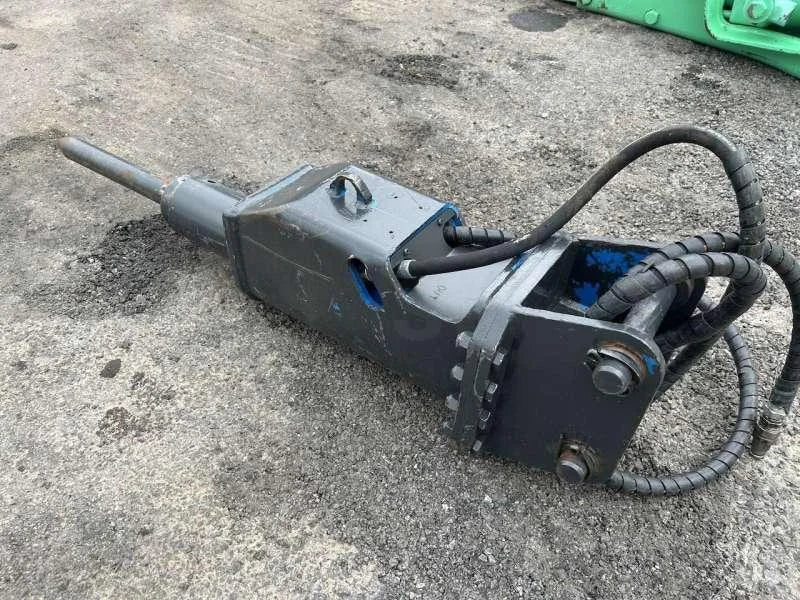 CATERPILLAR 302.7D + Marteau piqueur + Remorque + 4 Godets