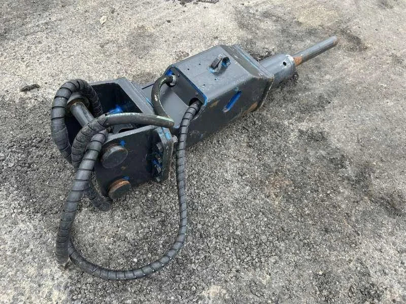 CATERPILLAR 302.7D + Marteau piqueur + Remorque + 4 Godets