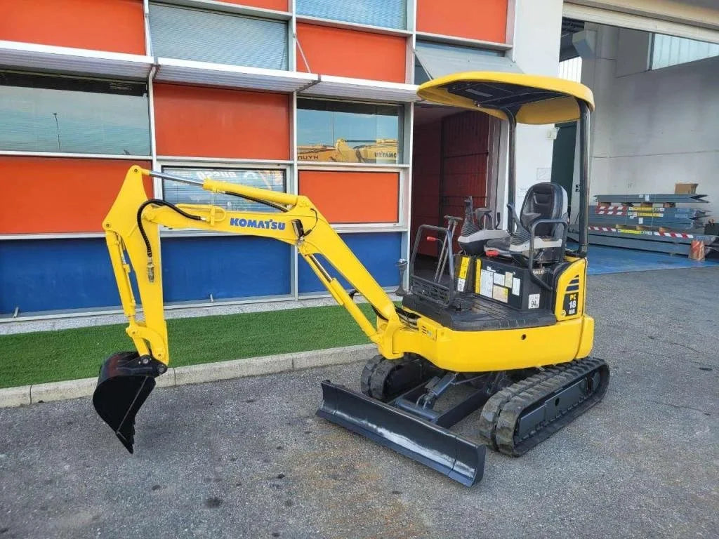 Mini-pelle KOMATSU PC18 MR2 – 1,9 T compacte et précise + 3 Godets – Garantie 12 mois