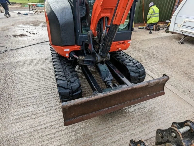 Mini-pelle KUBOTA KX027-4 – 2,7 T cabine climatisée + 3 Godets – Garantie 12 mois