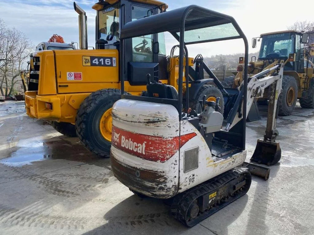 BOBCAT E14 avec 3 godets et BRH  2010