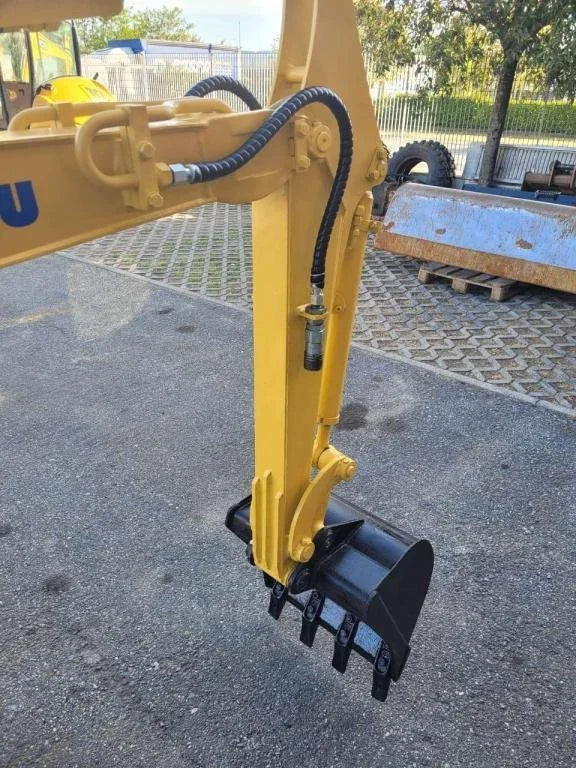 Mini-pelle KOMATSU PC18 MR2 – 1,9 T compacte et précise + 3 Godets – Garantie 12 mois