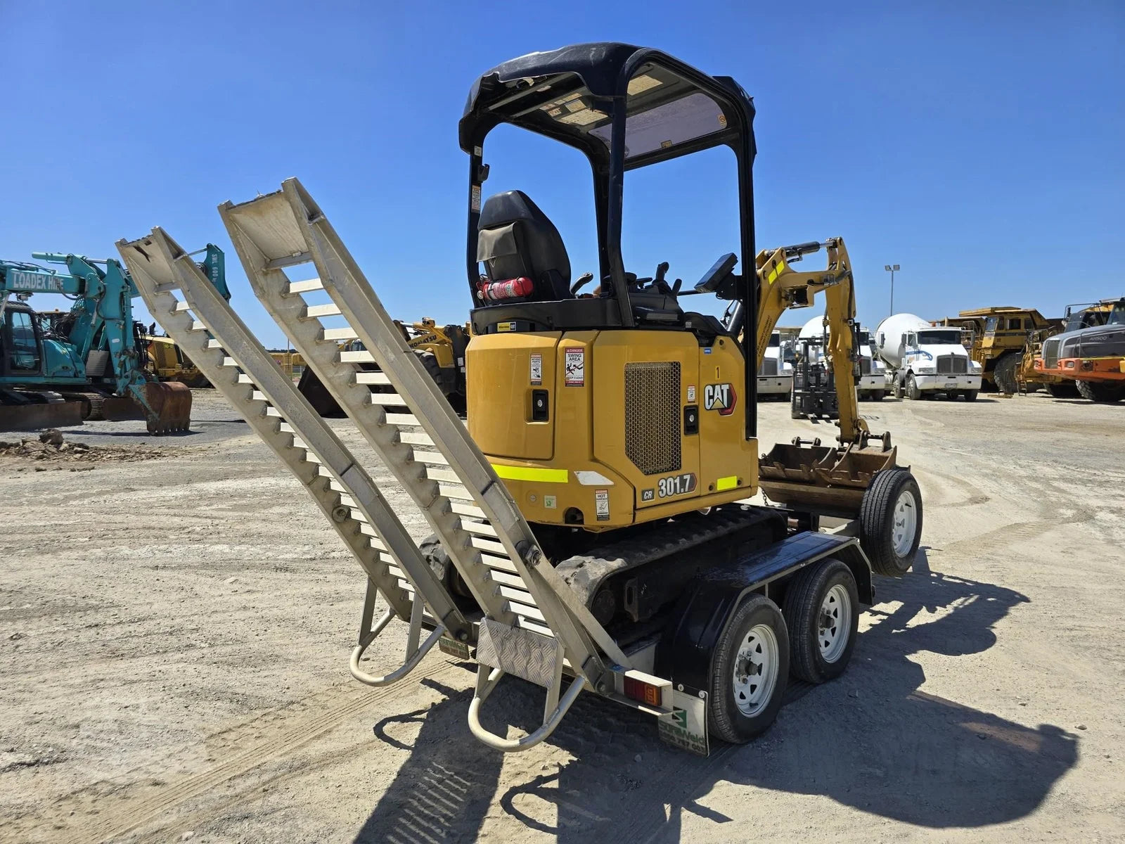 CATERPILLAR 301.7CR + 3 GODETS + REMORQUE 2021