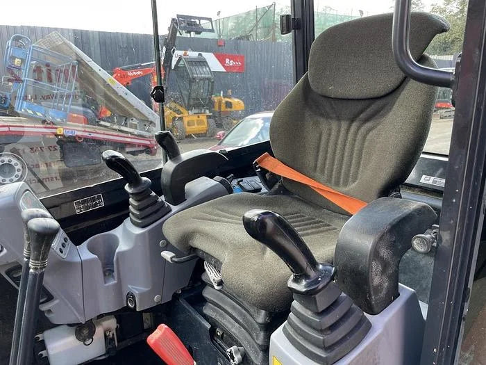 Mini-pelle KUBOTA KX027-4 + Remorque 3,5 T + 3 Godets