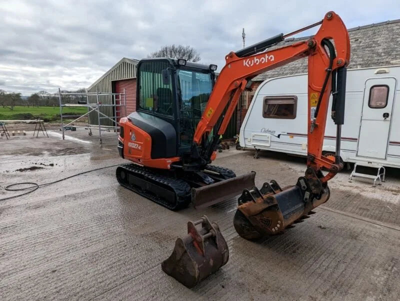 Mini-pelle KUBOTA KX027-4 – 2,7 T cabine climatisée + 3 Godets – Garantie 12 mois