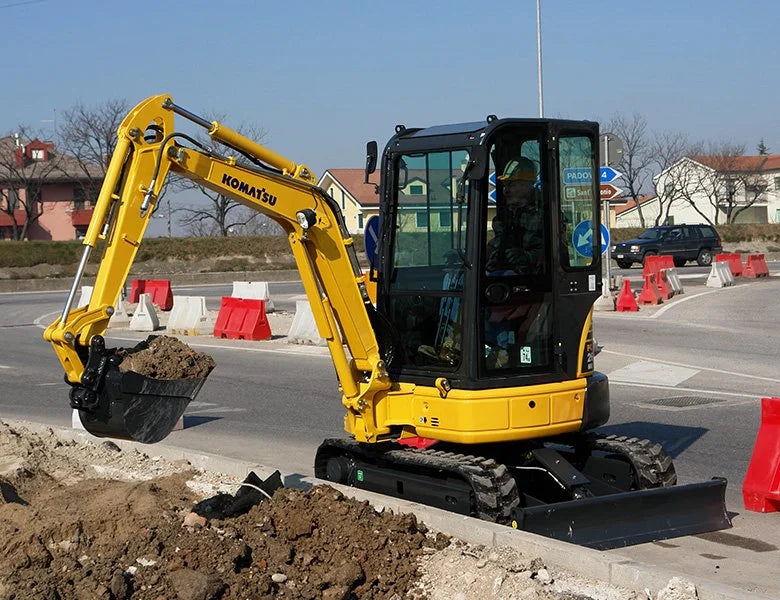 Mini-pelle KOMATSU PC26MR – 2,8 T compacte et fiable + 3 Godets – Garantie 12 mois