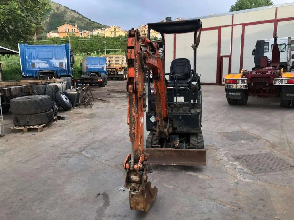 Mini-pelle HITACHI ZX17U-2 YLR – 1,8 T + 3 Godets – Garantie 12 mois