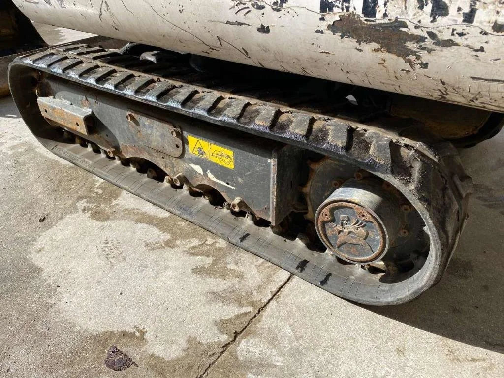 BOBCAT E14 avec 3 godets et BRH  2010