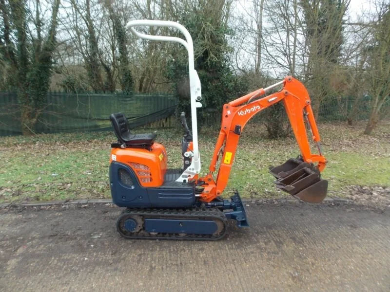 Micro-pelle KUBOTA K008-3 – 0,8 T compacte et révisée + 3 Godets – Garantie 12 mois