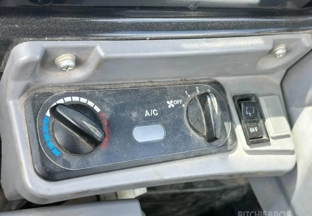 Mini-pelle KUBOTA KX057-4 – 5,7 T performante et polyvalente + 3 Godets – Garantie 12 mois