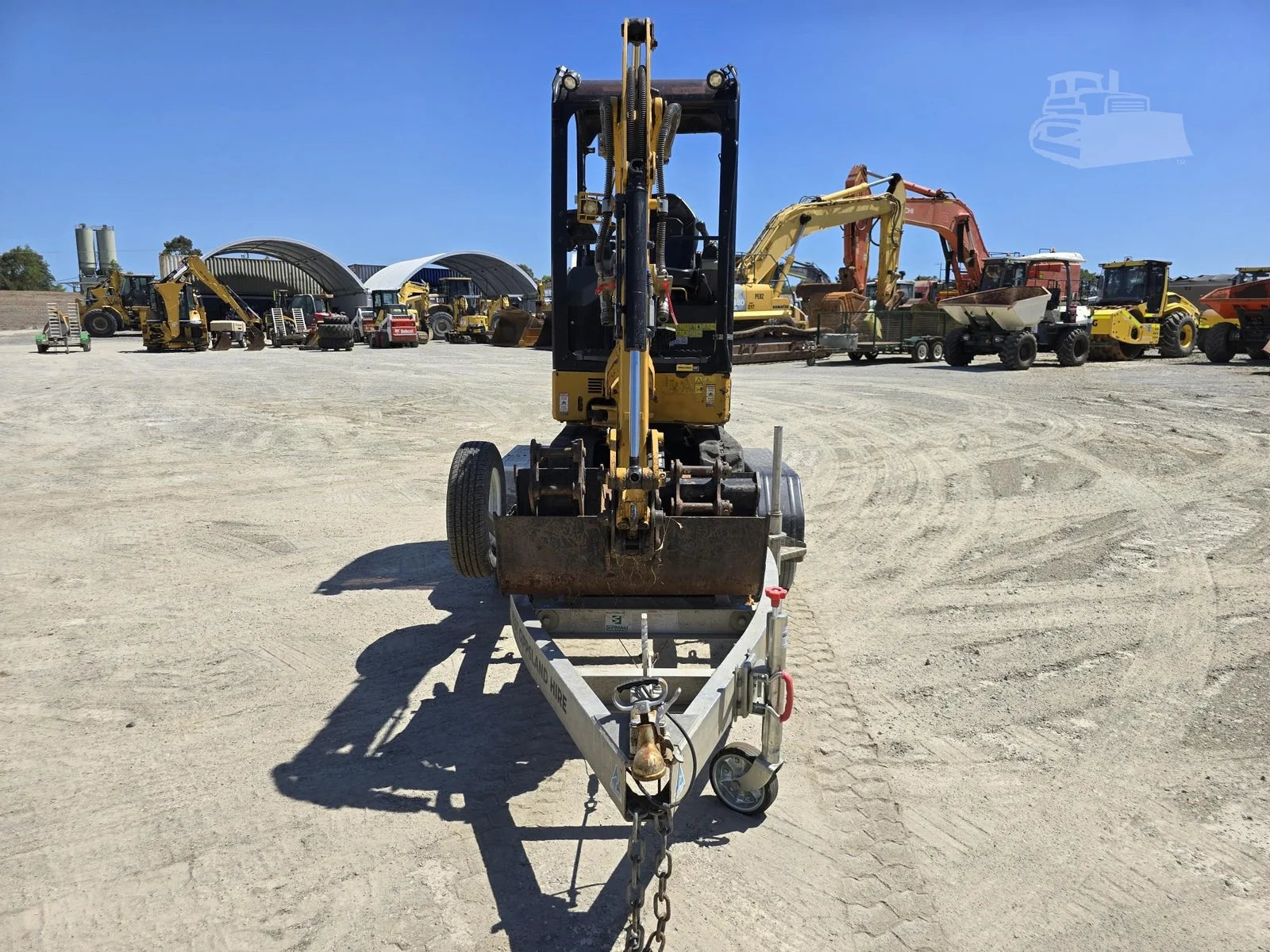 CATERPILLAR 301.7CR + 3 GODETS + REMORQUE 2021