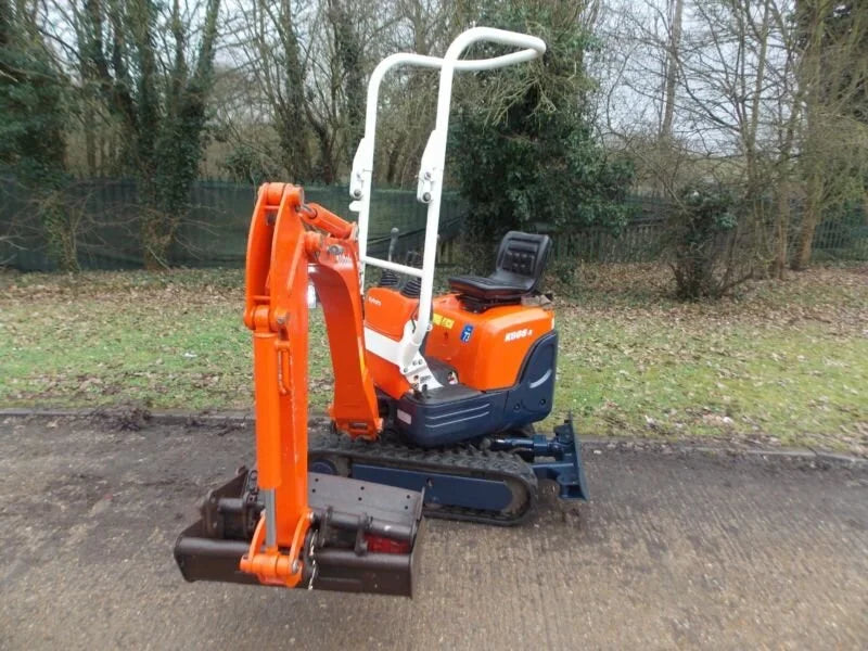 Micro-pelle KUBOTA K008-3 – 0,8 T compacte et révisée + 3 Godets – Garantie 12 mois