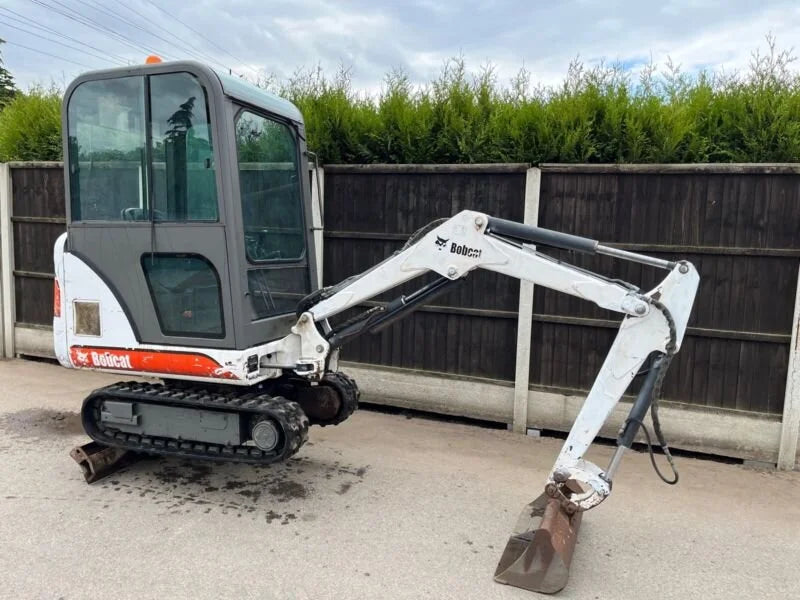 Mini-pelle BOBCAT 320 – 1,6 T + 3 Godets – Garantie 12 mois