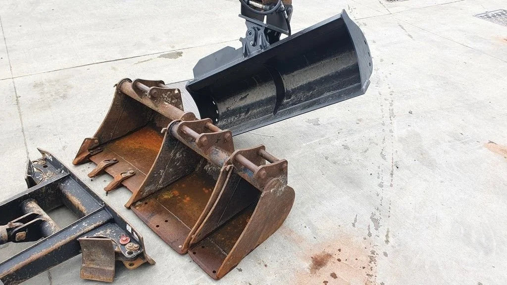 CAT 302.2D 2,1 T + 3 GODETS