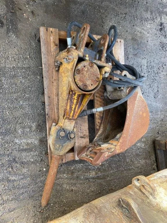 BOBCAT E14 avec 3 godets et BRH  2010