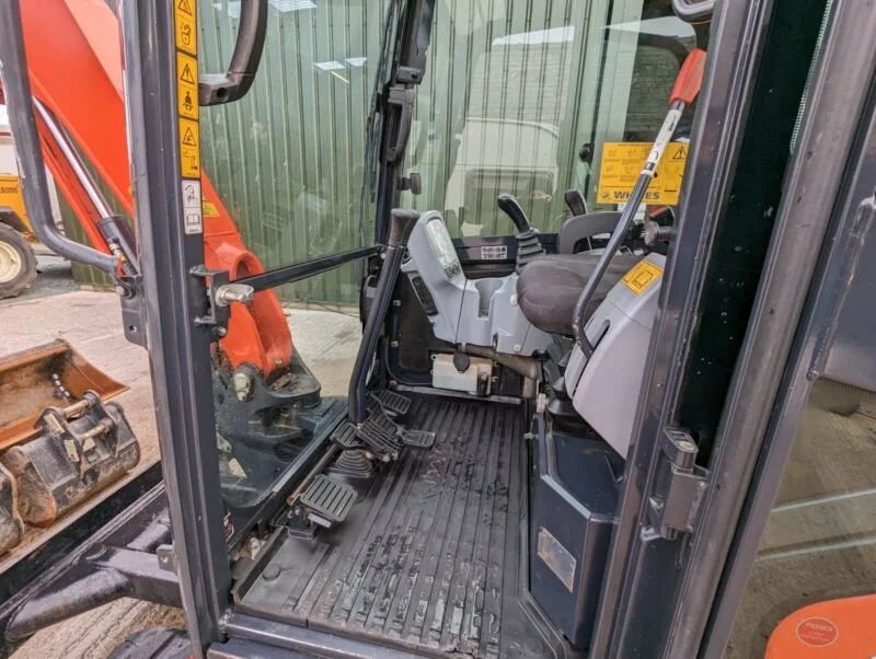 Mini-pelle KUBOTA KX027-4 – 2,7 T cabine climatisée + 3 Godets – Garantie 12 mois