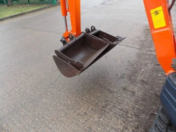 Micro-pelle KUBOTA K008-3 – 0,8 T compacte et révisée + 3 Godets – Garantie 12 mois