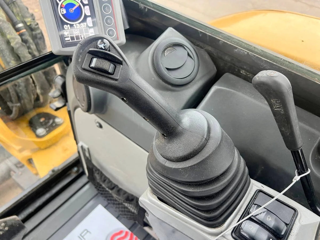 CATERPILLAR 305.5 E2 CR Minibagger – 5,2 t Hochleistungsturbo + 3 Löffel – 12 Monate Garantie