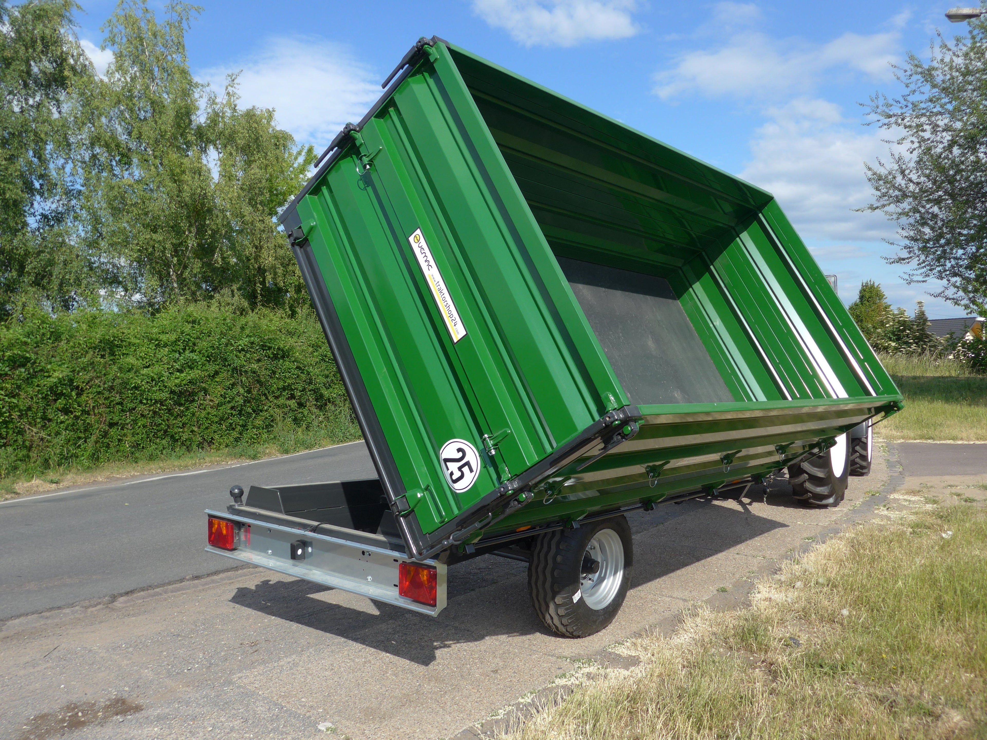 Benne basculante tridirectionnelle à un essieu