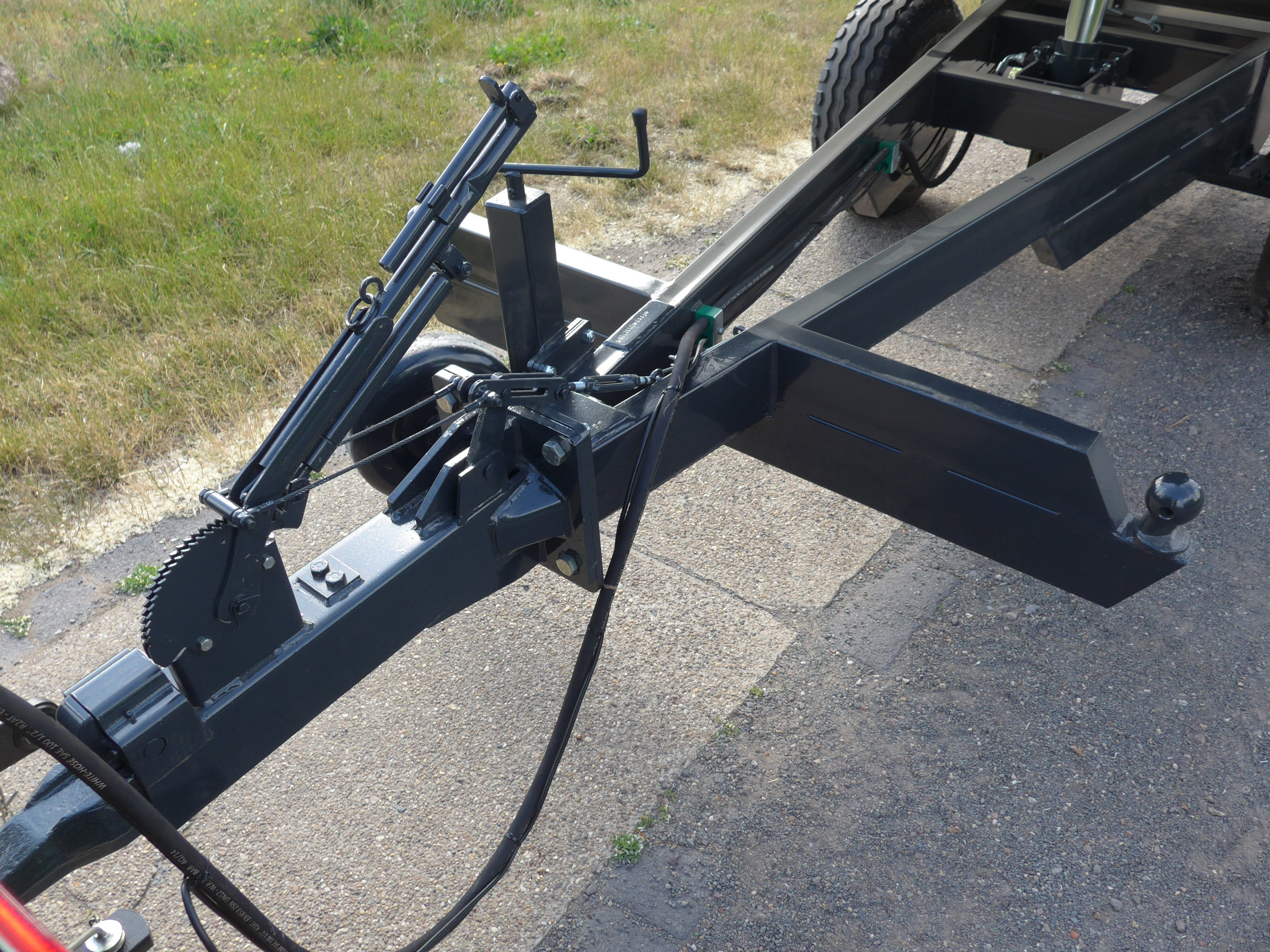 Benne basculante tridirectionnelle à un essieu